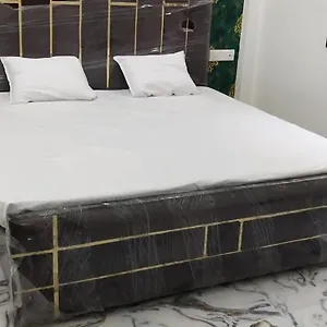  Guest house Gayatri Grand Paying